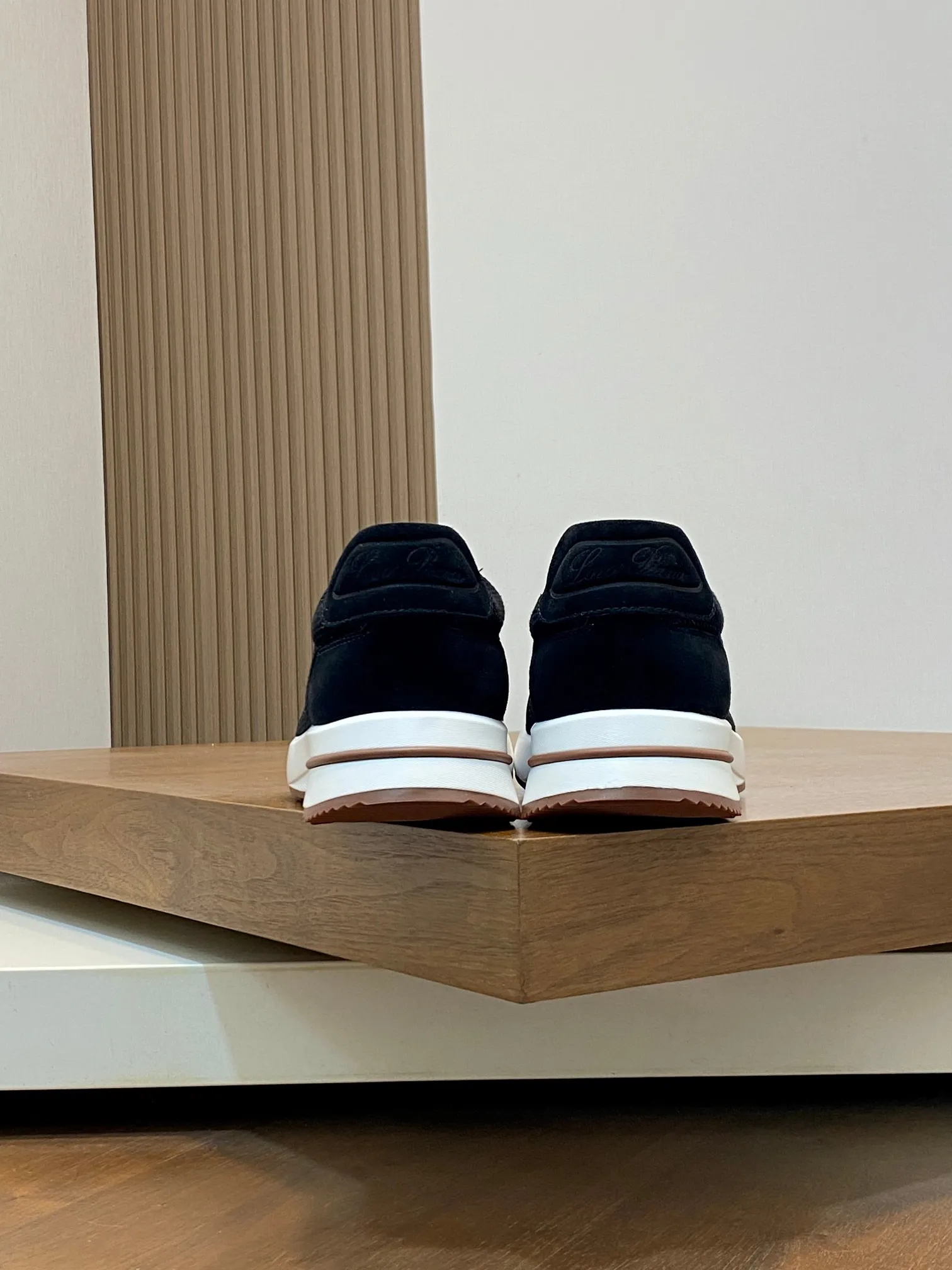 Factory price: 480💰 Loro Piana - Classic casual shoes, men's lace-up casual shoes and sneakers, high-quality lightweight and comfortable fabrics, suitable for outdoor leisure, the color scheme is young and energetic, and it looks great with sportswear or casual suits! Code number: 38-44 (45, 46, can be customized)